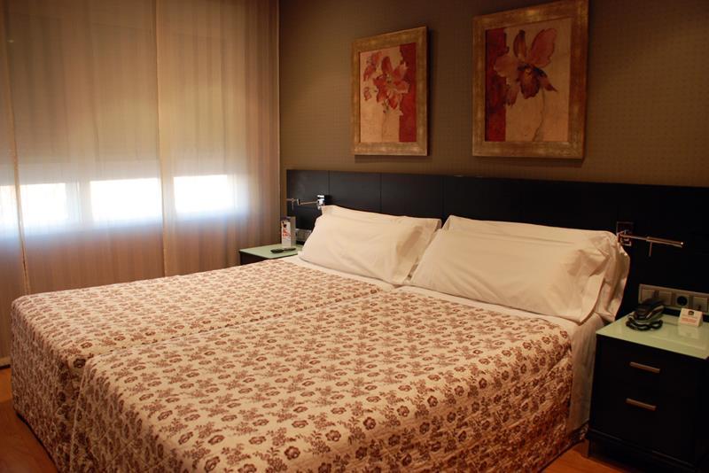 Hotel Villa De Barajas Madrid Room photo